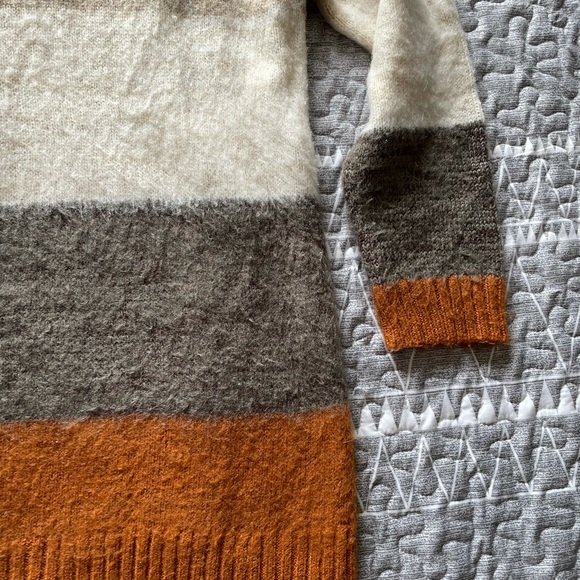 sweater - Picture 3 of 5